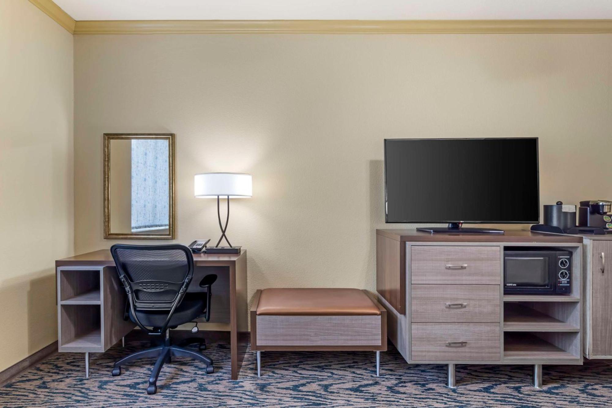 Best Western Plus Crown Colony Inn & Suites Лафкин Экстерьер фото