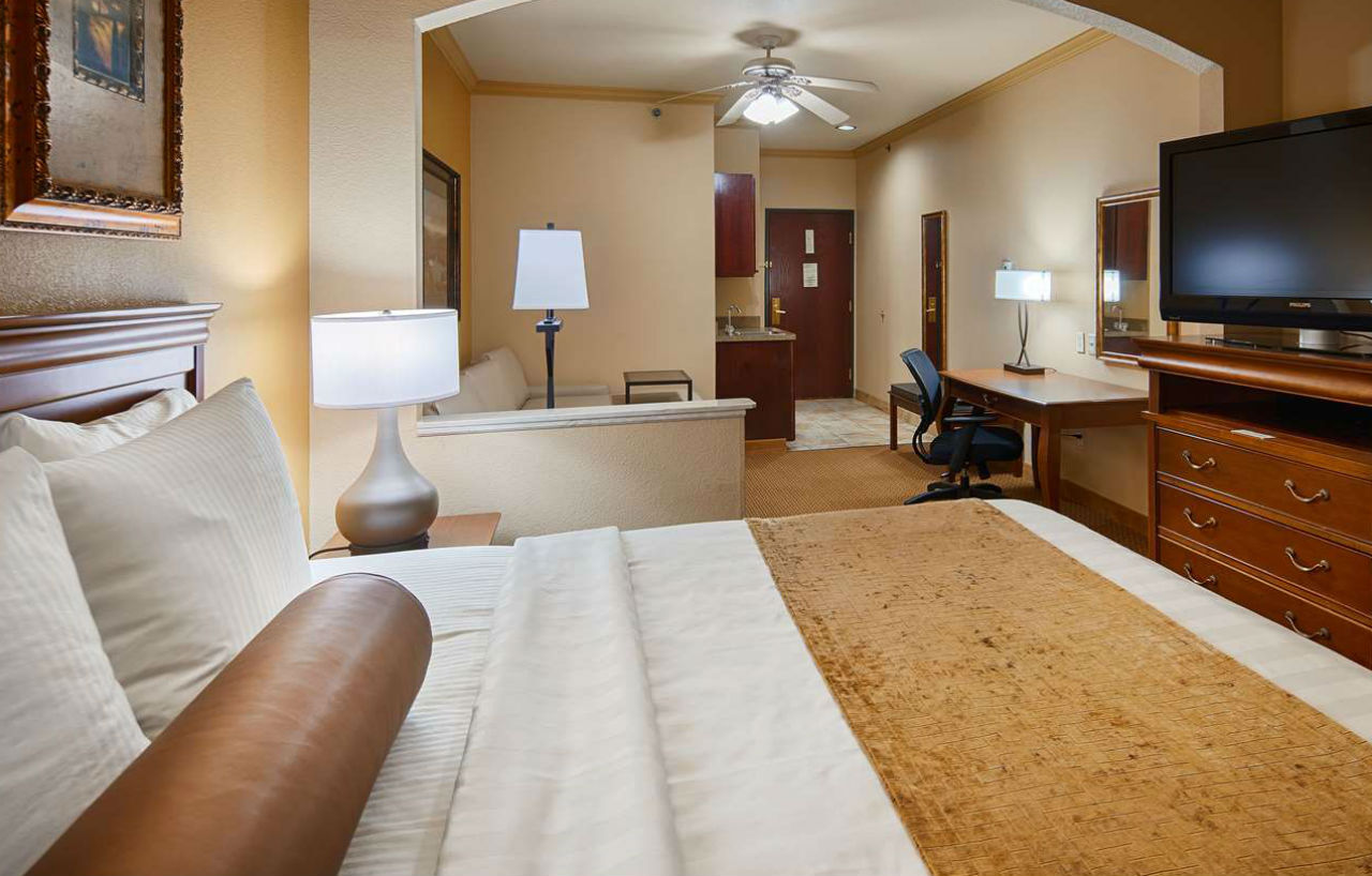 Best Western Plus Crown Colony Inn & Suites Лафкин Экстерьер фото